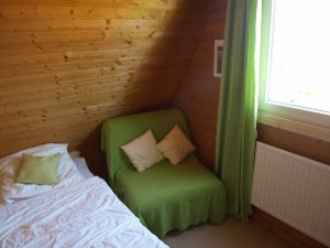 mit 2 Betten und zusätzlichem vollwertigen Schlafsessel (mit Lattenrost und Matratze) - Bild 5: Haus Strandläufer direkt hinterm Deich Hunde & Kinder herzl. willkommen