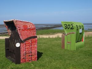 bietet auch einen kleinen Sandbreich. Zusätzlich viele Spielmöglichkeiten (Wippe, Sandkasten, Klettergerüst etc.)für Kinder - Bild 11: Haus Strandläufer direkt hinterm Deich Hunde & Kinder herzl. willkommen