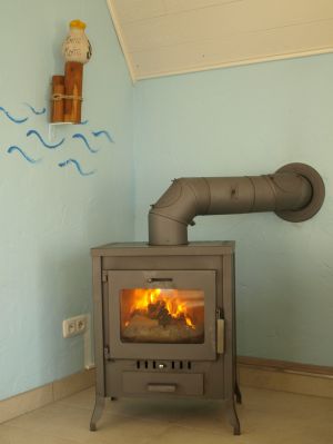 neben der Zentralheizung können Sie sich auch wohlige Wärme mit dem Kamin zaubern - Bild 2: Haus Strandläufer direkt hinterm Deich Hunde & Kinder herzl. willkommen