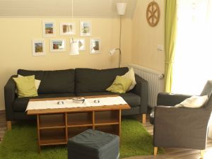 direkt neben dem Sofa befindet sich der Kamin - Bild 1: Haus Strandläufer direkt hinterm Deich Hunde & Kinder herzl. willkommen