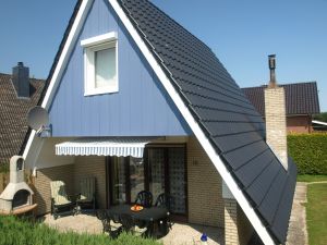 perfekter Ort zum Seele baumeln lassen und grillen. Der Grillkamin befindet sich direkt an der Terrasse - Bild 8: Haus Strandläufer direkt hinterm Deich Hunde & Kinder herzl. willkommen