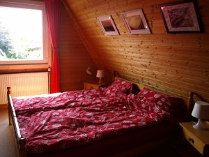mit Doppelbett und viel Straurraum für Ihre Urlaubsgarderobe
1 Babybett mit Matratze und eine Wickelauflage stehen ebenfalls zur Verfügung - Bild 4: Haus Strandläufer direkt hinterm Deich Hunde & Kinder herzl. willkommen