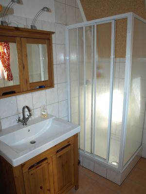 mit großem Waschtisch und Badhocker für die kleinen Gäste. Fön ebenfalls vorhanden. - Bild 6: Haus Strandläufer direkt hinterm Deich Hunde & Kinder herzl. willkommen