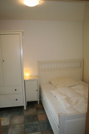 Schlafzimmer mit Ausgang in den Garten - Bild 7: Ferienhaus "Häusl" in Pfronten im Allgäu