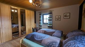 Schlafzimmer mit Doppelbett im 1. OG - Bild 23: Ferienhaus Gabriela mit eingezäunten Garten und privatem Swimmingpool