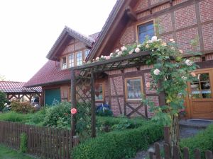 Fachwerkhaus mit Blick von der Straßenseite. - Bild 9: Ferienwohnung Kribitz Hodenhagen