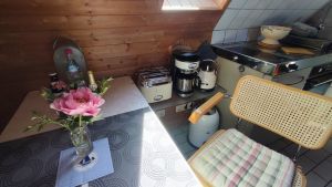 Kleiner Küchenbereich mit Essplatz - Bild 9: Ferienwohnung "Bakelberg" im Ostseebad Ahrenshoop
