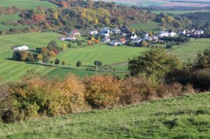Auf dem Weg zur Dreifaltigkeitskapelle ein schöner Blick auf Immerath. - Bild 18: Ferienwohnung EifelNatur 5 - gemütliche FeWo im Landhausstil