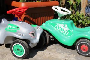 Die beiden Bobby Cars warten auf eifrige Fahrer... - Bild 16: Ferienwohnung EifelNatur 5 - gemütliche FeWo im Landhausstil