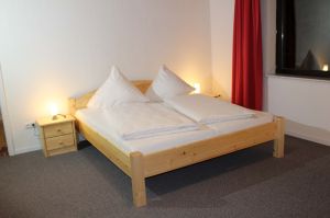 In dem großen Schlafzimmer steht ein Doppelbett mit Nachtschränkchen... - Bild 7: Ferienwohnung EifelNatur 5 - gemütliche FeWo im Landhausstil