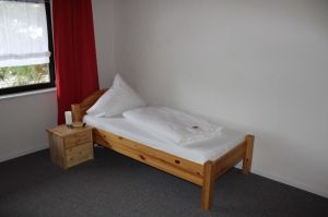 ...ein Einzelbett (0,90m x 2m) mit Nachtschränkchen... - Bild 8: Ferienwohnung EifelNatur 5 - gemütliche FeWo im Landhausstil