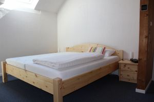 In dem kleineren Schlafzimmer steht ein Doppelbett (1,80m x 2m)mit Nachtschränkchen, ein Kleiderschrank und eine Babybett. Das große Dachfenster bringt viel Licht. - Bild 6: Ferienwohnung EifelNatur 5 - gemütliche FeWo im Landhausstil