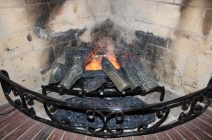 An einem kalten Winterabend gemütlich auf dem großen Sofa sitzen und in den Kamin schauen... - Bild 5: Ferienwohnung EifelNatur 5 - gemütliche FeWo im Landhausstil