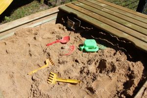 Förmchen, Eimer und Schaufel sind ausreichend vorhanden. - Bild 14: Ferienwohnung EifelNatur 5 - gemütliche FeWo im Landhausstil