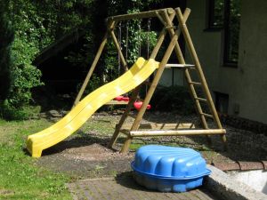 Der Spielplatz mit Schaukel, Rutsche und Sandkasten. - Bild 13: Ferienwohnung EifelNatur 5 - gemütliche FeWo im Landhausstil