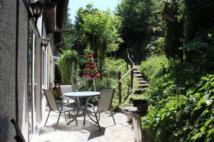 Die gemütliche und ruhige Terrasse verfügt über eine Sitzecke und einen Grill. - Bild 1: Ferienwohnung EifelNatur 5 - gemütliche FeWo im Landhausstil