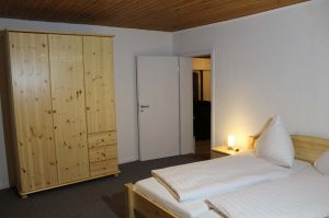 ... und ein großer Kleiderschrank. Das Schlafzimmer hat ein großes Fenster mit einem schönen Ausblick uns ist hell. - Bild 9: Ferienwohnung EifelNatur 5 - gemütliche FeWo im Landhausstil