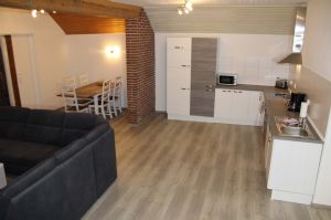 Die Küche ist komplett ausgestattet. Hier finden sie alles, was sie brauchen: Kaffeemaschine, Mikrowelle, Wasserkocher, Induktionsherd, Backofen, Eierkocher... und vieles mehr. Es gibt Weingläser, Sektgläser, Knoblauchpresse, scharfe Messer... - Bild 10: Ferienwohnung EifelNatur 5 - gemütliche FeWo im Landhausstil