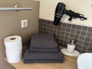 Duschemittel
Shampoo
Handseife
Saunatücher
Badetücher
Handtücher
WC Papier - Bild 25: gemütliches DG Einraum Apartment Tannenwipfel mit Infrarotsauna