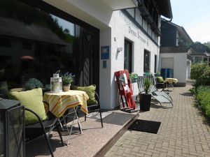 Alle Gäste können die Nachmittagssonne vor dem Haus geniessen. - Bild 13: Ferienwohnung für 2 Personen im Schmallenberger - Sauerland - auch mit Hund