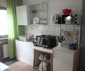 Die kleine Küche mit allen Geräten, die man für einen Urlaub benötigt. - Bild 6: Ferienwohnung für 2 Personen im Schmallenberger - Sauerland - auch mit Hund