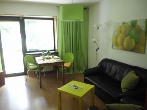 Gemütlicher Esstisch mit Gartenblick - Bild 8: Ferienwohnung für 2 Personen im Schmallenberger - Sauerland - auch mit Hund