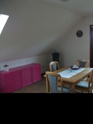 Esszimmertisch in der Küche, im Hintergrund Zugang zu Ihrem Balkon. - Bild 9: Ferienwohnung Nicki in Dornum