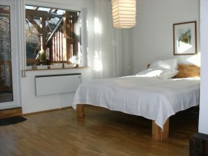 Schlafzimmer (Bett & Loggia) - Bild 5: Wallbacher Hirtenhaus - Das Ferienhaus für Hund und Mensch im Odenwald