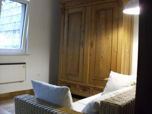 Wohnsimmer (Schrank und Schlafcouch) - Bild 9: Wallbacher Hirtenhaus - Das Ferienhaus für Hund und Mensch im Odenwald