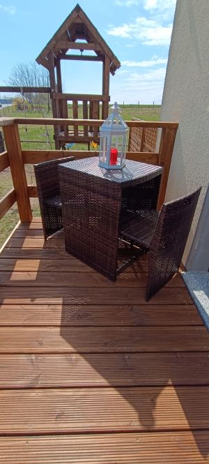 Terrasse aus Wohnzimmer mit direktem Zugang in den hauseigenen Garten.

Kleine Sitzgelegenheit mit Tisch auf der Terrasse und eine große bis zu 8 Personen im Garten. Grillmöglichkeit sowie Spielturm mit Schaukel und Rutsche vorhanden. Eine Wäschespinne befindet sich auch da. - Bild 4: Ferienwohnung Gentsch in Schmannewitz - Eine FeWo NUR für Sie -
