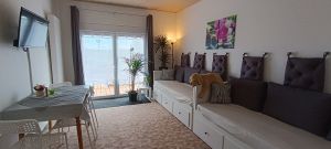 Wohnzimmer mit zwei Tagesbetten, eins davon ausziehbar. Schlafmöglichkeiten bis zu 3 Personen mit angrenzender Terrasse und direkten Zugang in den Garten. - Bild 1: Ferienwohnung Gentsch in Schmannewitz - Eine FeWo NUR für Sie -