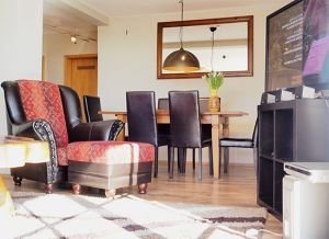 Für gemütliche Abende oder Tage mit Shietwetter steht Ihnen ein 129 cm großer Flachbildfernseher mit Smartfunktion sowie ein Radio, CD- und DVD-Spieler zur Verfügung. WLAN ist im ganzen Haus kostenfrei verfügbar. - Bild 2: Ferienhaus Zur Eiche, Born am Darß, Fischland-Darß-Zingst mit Boddenblick