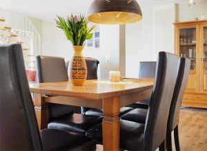 Zum Speisen oder Spielen lädt ein ausziehbarer Esstisch ein. Der Wohnraum ist mit Laminat-Boden und einigen Teppichen ausgestattet.
Über eine bequeme Treppe erreichen Sie das Obergeschoss mit seinen Schlafräumen sowie einem zweiten Duschbad. - Bild 3: Ferienhaus Zur Eiche, Born am Darß, Fischland-Darß-Zingst mit Boddenblick