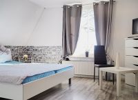 Schlafzimmer 1 im OG Neben dem modernen Doppelbett, zwei Nachtschränkchenen und -lampen, steht Ihnen in diesem Raum ein großer Kleiderschrank, eine Kommode, Sitzgelegenheiten und ein Flachbild-TV zur Verfügung. Für die kleinen Gäste steht hier ein Kinderbett bereit.
Auch dieser Raum ist mit Laminat-Boden und Teppichen ausgestattet. Der Raum ist mit den Vorhängen am Fenster gut abzudunkeln. - Bild 8: Ferienhaus Zur Eiche, Born am Darß, Fischland-Darß-Zingst mit Boddenblick