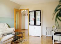 Wohn-/Schlafraum im OG In den Wohn-/Schlafraum im Obergeschoss gelangen Sie direkt über die Treppe aus dem unteren Wohnraum.
Hier finden Sie ein bequemes Ecksofa mit Schlaffunktion für 2 Personen und einem Glastisch. Ein Einzelbett bietet Platz für eine weitere Person. Auch in diesem Wohnraum steht Ihnen ein Flachbild-TV (102 cm) mit DVD-Spieler zur Verfügung. Der Raum verfügt über ein Fenster, Parkettboden und Teppiche.
Durch diesen Raum gelangen Sie zu den beiden Schlafzimmern und das zweite Duschbad. - Bild 7: Ferienhaus Zur Eiche, Born am Darß, Fischland-Darß-Zingst mit Boddenblick