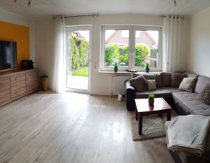 großer Wohnbereich mit 60 Zoll Fernseher - Bild 1: Haus Jade - neu renoviert, top Lage, Hunde herzliche willkommen