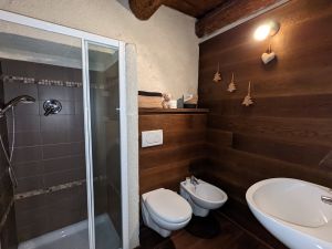 Badezimmer Dusche/ WC/ Waschbecken - Bild 8: wunderbar ruhig und romantisch gelegenes Ferienhaus in Bezzecca am Ledrosee
