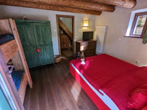 Schlafzimmer mit Doppelbett und Stockbett. Ausgang ins Freie - Bild 9: wunderbar ruhig und romantisch gelegenes Ferienhaus in Bezzecca am Ledrosee