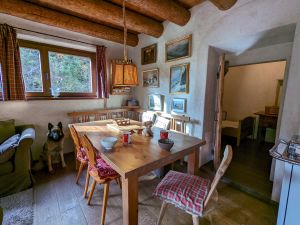 Essecke in der Wohn/ Essküche - nach hinten geht es ins Schlafzimmer - Bild 2: wunderbar ruhig und romantisch gelegenes Ferienhaus in Bezzecca am Ledrosee