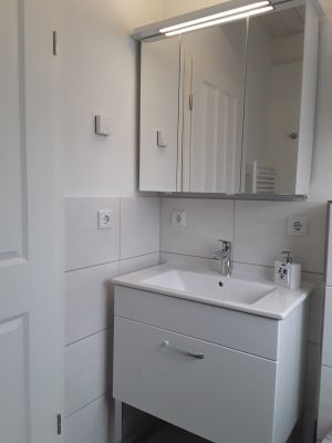 Großer Spiegelschrank. Auch ein Fön ist vorhanden - Bild 11: Ferienhaus Windrose II am Ostseestrand von Schönberg-Kalifornien