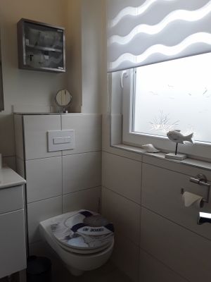 Schminkspiegel und Verbandskasten sind vorhanden - Bild 10: Ferienhaus Windrose II am Ostseestrand von Schönberg-Kalifornien