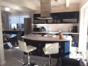 Die Küche ist mit Cerankochfeld, Abzugshaube, Kaffeemaschine, Wasserkocher, Backofen, Mikrowelle, Toaster, Kühlschrank, Gefrierschrank und vielen nützlichen Dingen ausgestattet - Bild 3: Ferienhaus Windrose II am Ostseestrand von Schönberg-Kalifornien