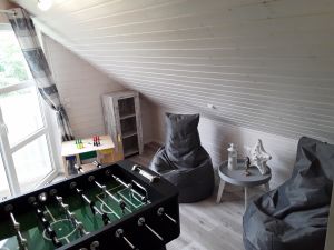 Hier befindet sich ein zweiter Flachbildfernseher, Kicker sowie eine Spielecke. - Bild 12: Ferienhaus Windrose II am Ostseestrand von Schönberg-Kalifornien