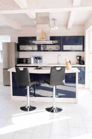 Die Küche ist mit Cerankochfeld, Abzugshaube, Kaffeemaschine, Wasserkocher, Backofen, Mikrowelle, Toaster, Kühlschrank, … - Bild 2: Ferienhaus Windrose II am Ostseestrand von Schönberg-Kalifornien
