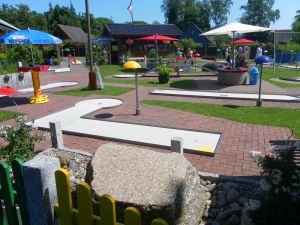 In nur 500 m Entfernung befinden sich Minigolfplatz und Fahrradvermietung - Bild 23: Ferienhaus Windrose II am Ostseestrand von Schönberg-Kalifornien