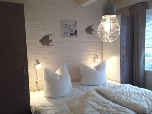 Schlafzimmer mit Boxspringbett in der Größe 1,80 m x 2,00 m. Dieses ist elektrisch in der Höhe sowie an Kopf- und Fußende verstellbar - Bild 8: Ferienhaus Windrose II am Ostseestrand von Schönberg-Kalifornien