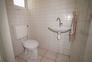 Bild 8: N129a versteckt zwischen Büschen und Bäumen und doch strandnah