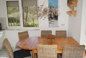 Bild 3: N129a versteckt zwischen Büschen und Bäumen und doch strandnah