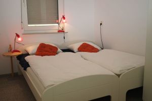 Bild 5: N129a versteckt zwischen Büschen und Bäumen und doch strandnah