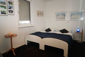 Bild 6: N129a versteckt zwischen Büschen und Bäumen und doch strandnah